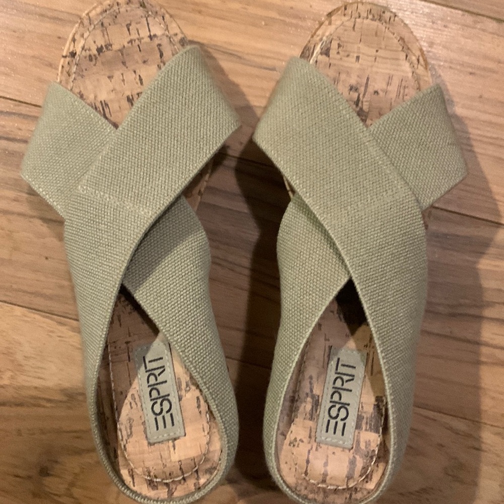 I’m selling a pair of worn-only-once-sandals. Olive green Color.